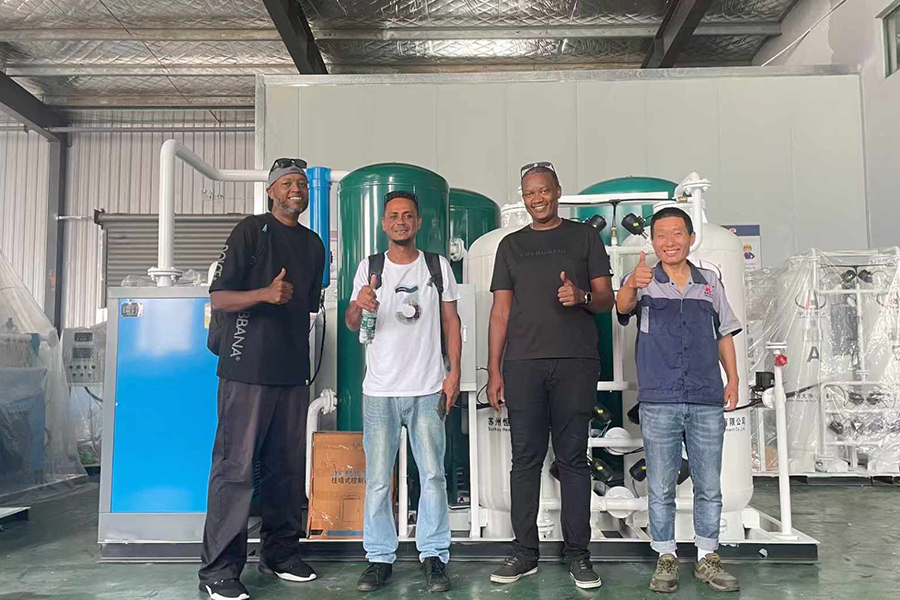 Les clients des Seychelles passent rapidement les commandes après avoir visité l'usine
